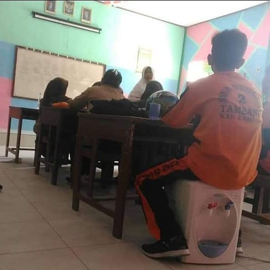 Kelakuan kocak murid yang duduk paling belakang ini bakal bikin kamu kangen masa sekolah